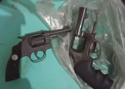 Armas de fogo apreendidas no local do crime