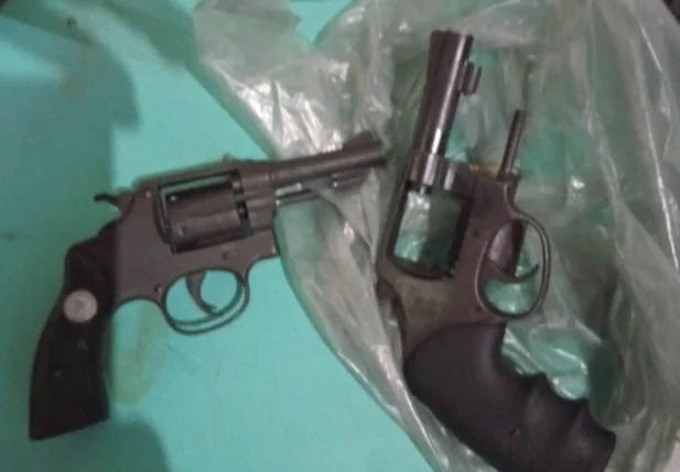 Armas de fogo apreendidas no local do crime