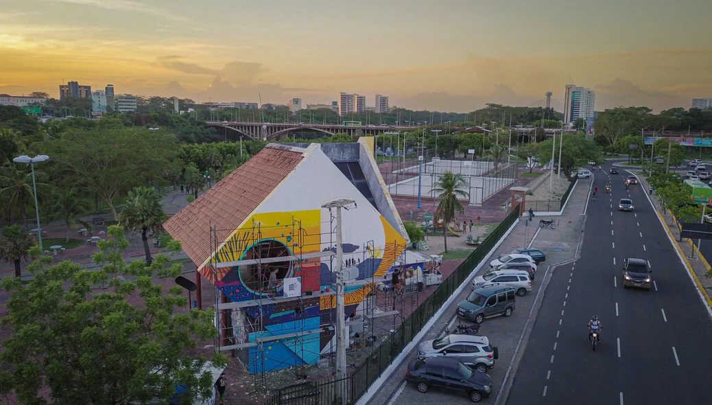 Arte sendo executada no Parque Potycabana, pelo artista carioca Kajaman