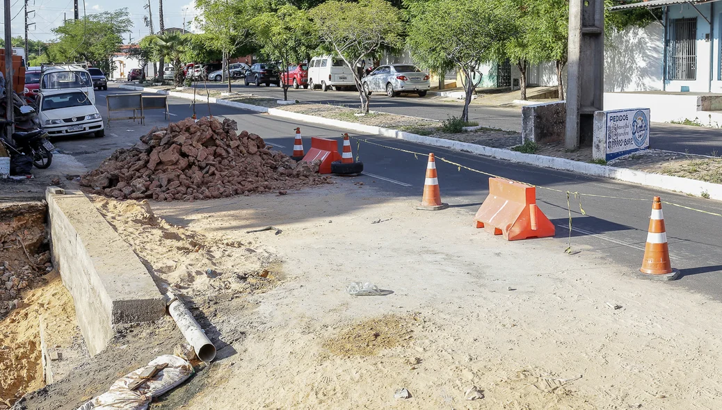 Asfalto cede e abre cratera na Avenida Pedro Freitas