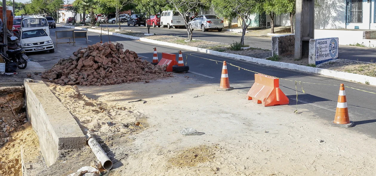 Asfalto cede e abre cratera na Avenida Pedro Freitas