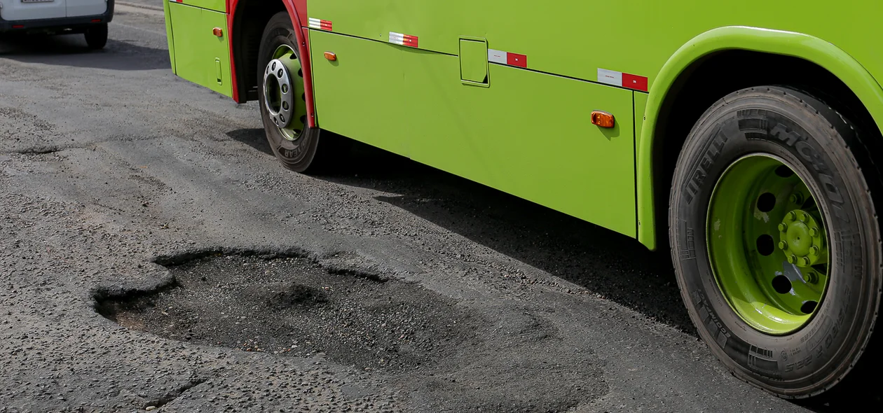 Até os ônibus tem dificuldade de passar no local