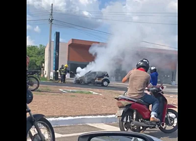 Bombeiros controlando incêndio em veículo