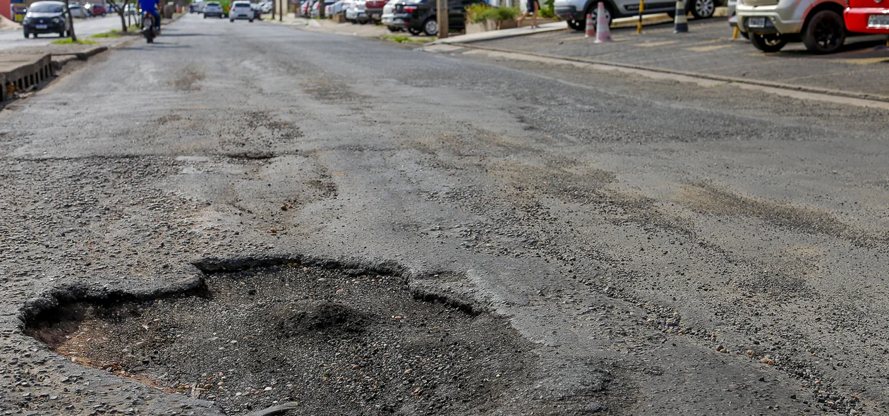 Buraco fica localizado na avenida Dom Severino