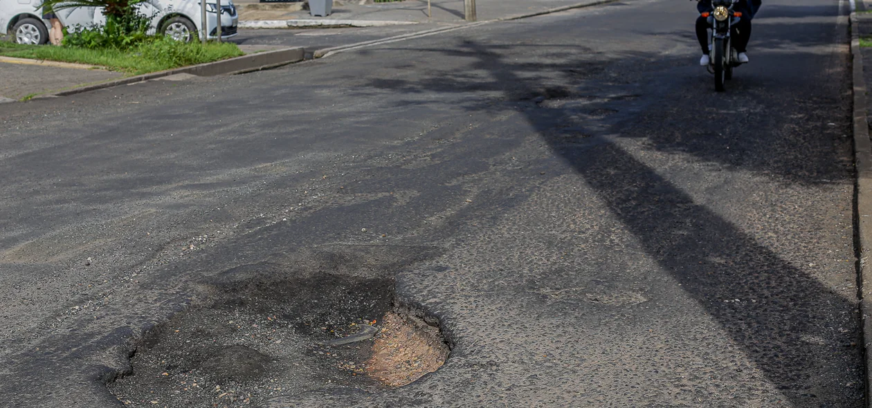 Buraco na avenida Dom Severino