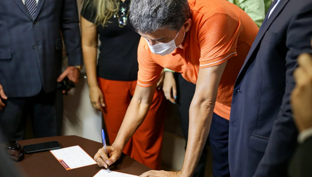 Caio Bucar assina ficha de filiação