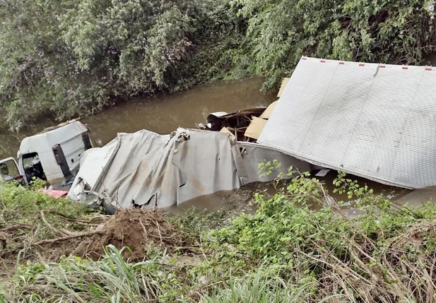 Caminhão caiu em uma ribanceira