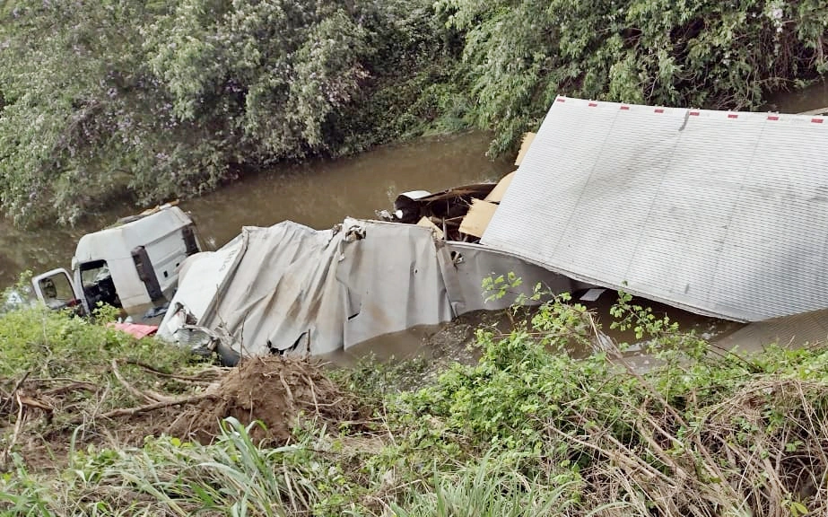 Caminhão caiu em uma ribanceira