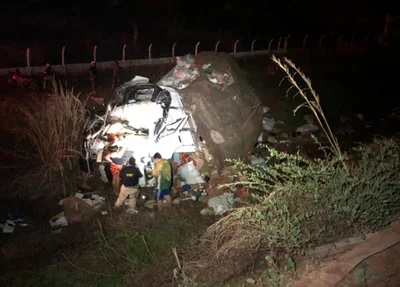 Caminhão carregado com calçados após acidente na BR 407