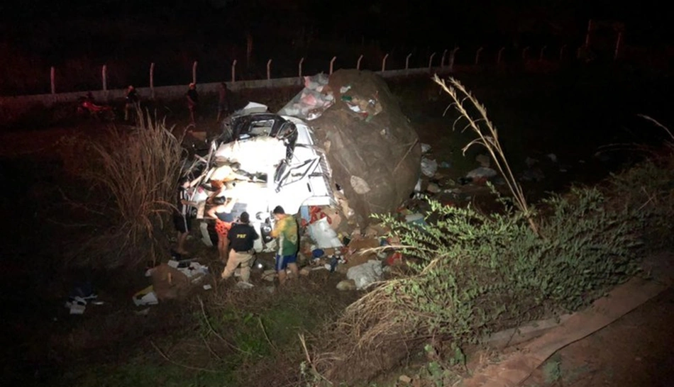 Caminhão carregado com calçados após acidente na BR 407