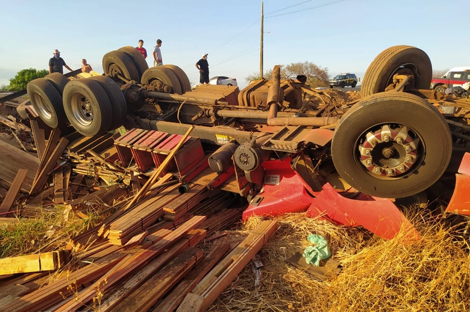 Caminhão carregado com madeira envolvido no acidente na BR 316, em Dom Expedito Lopes