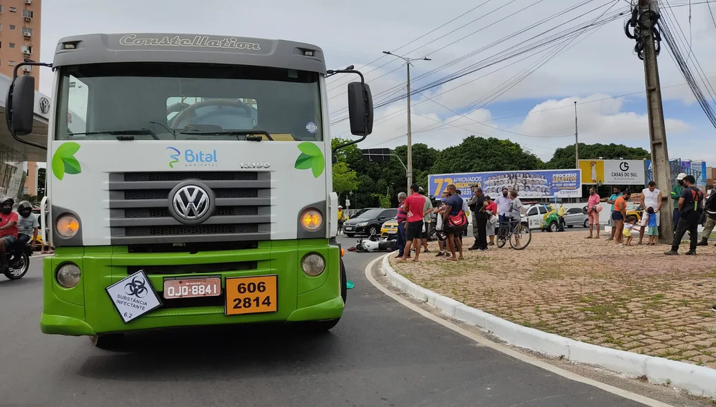 Caminhão ficou no local do acidente