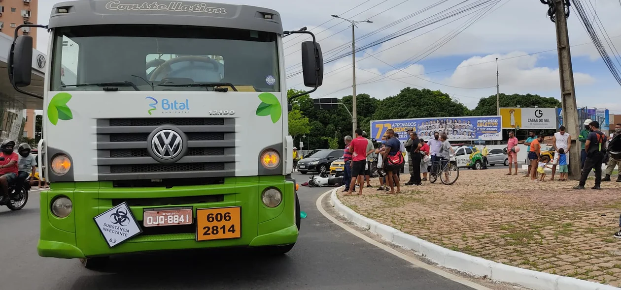 Caminhão ficou no local do acidente