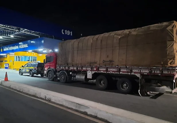 Carga de madeira apreendida pela PRF em Piripiri
