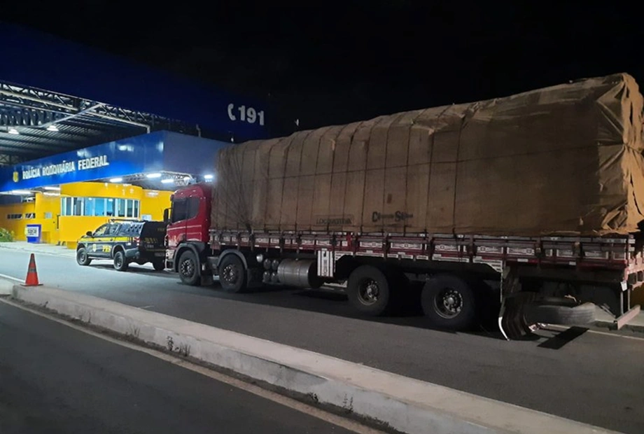 Carga de madeira apreendida pela PRF em Piripiri