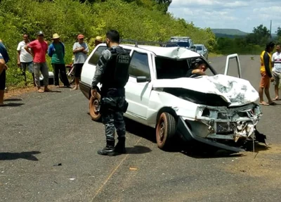 Carro após o acidente na PI 327 em Piripiri
