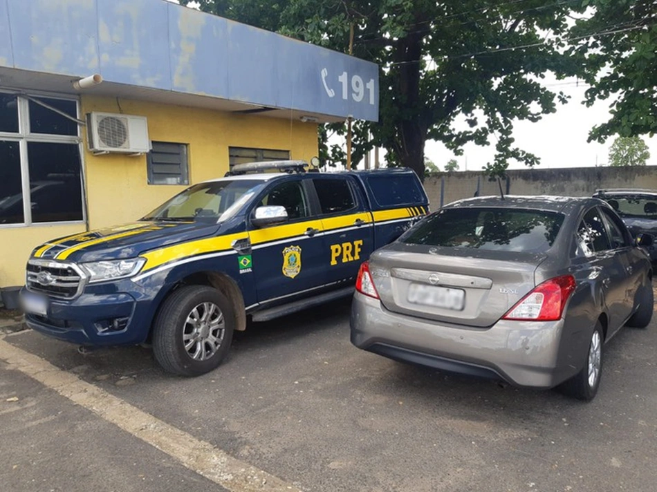 Carro apreendido pela PRF na BR 316 em Teresina