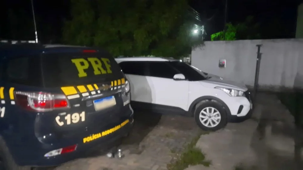 Carro do advogado e viatura da PRF