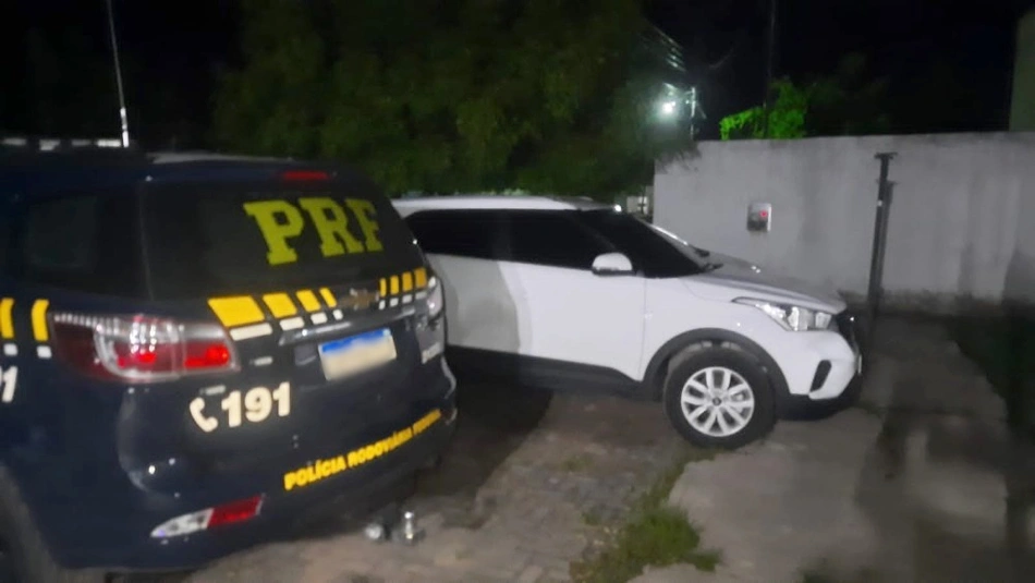 Carro do advogado e viatura da PRF