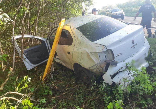 Carro envolvido no acidente na BR 343 em Piripiri
