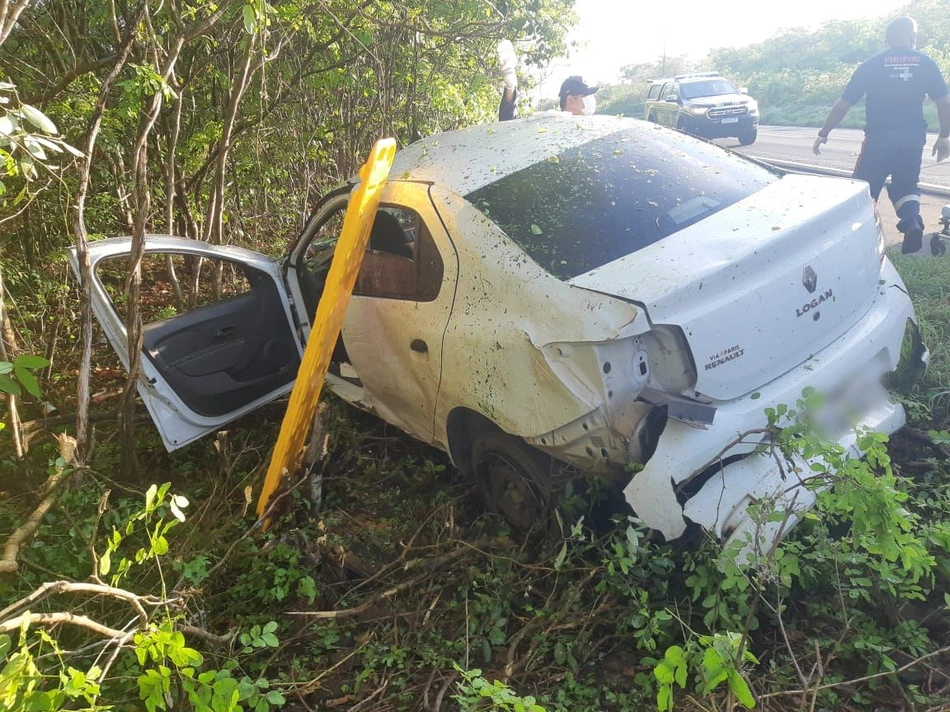 Carro envolvido no acidente na BR 343 em Piripiri