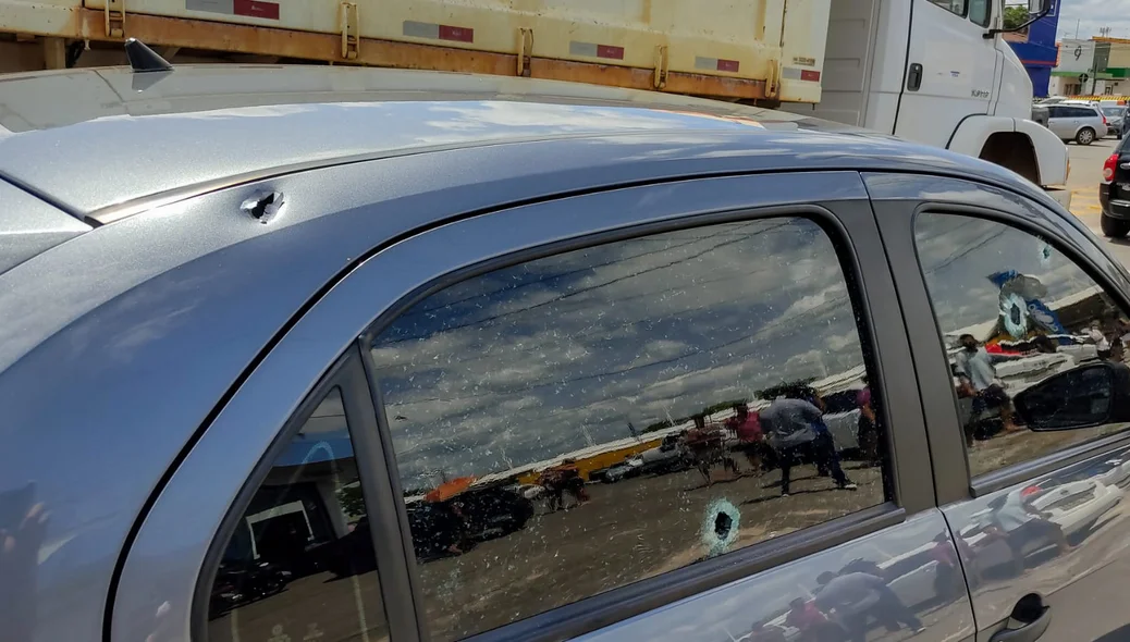 Carro foi atingido pelos tiros