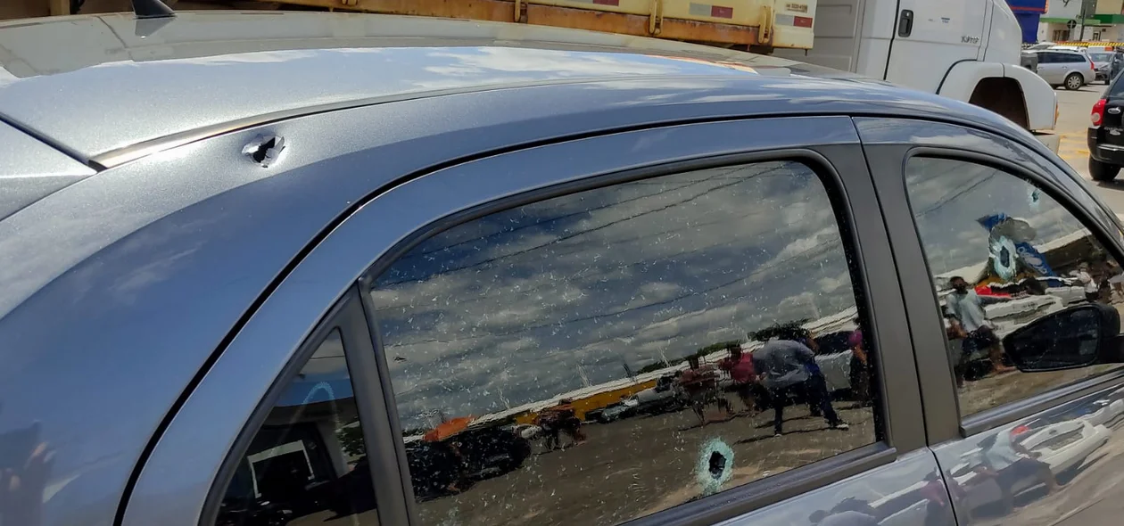 Carro foi atingido pelos tiros