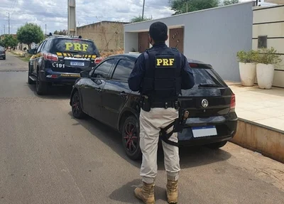 Carro recuperado pela PRF na BR 316, em Picos