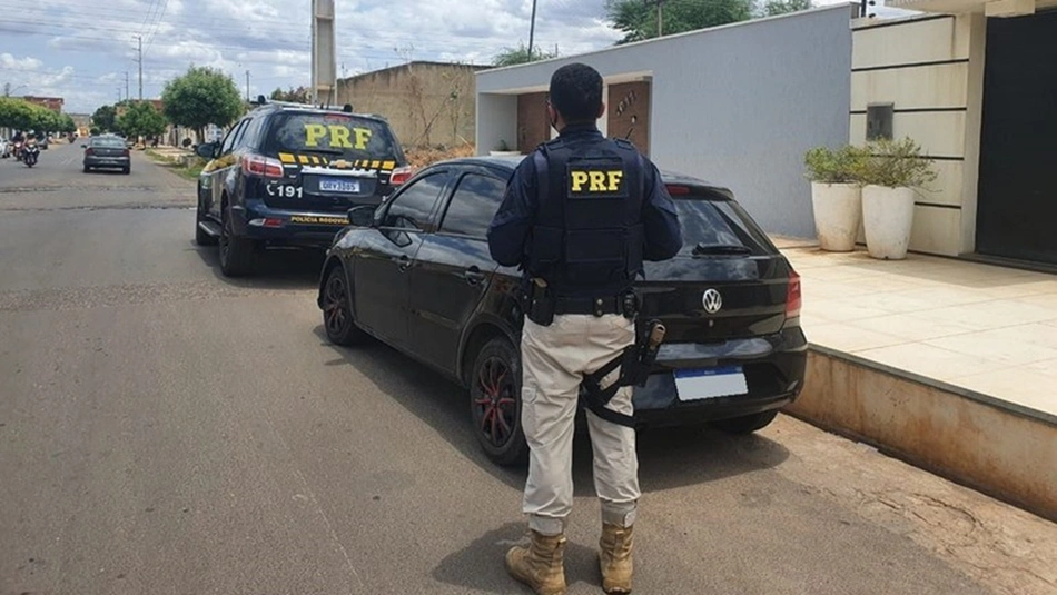 Carro recuperado pela PRF na BR 316, em Picos