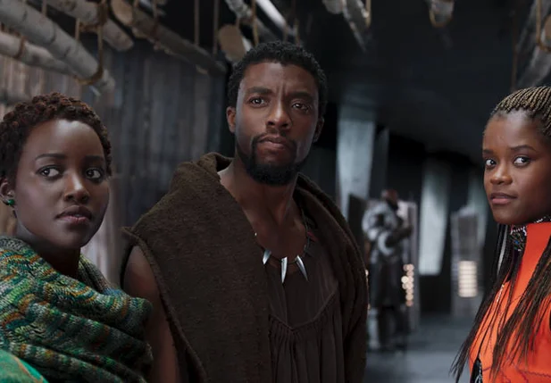 Cena do filme 'Pantera Negra' com Lupita Nyong'o, Chadwick Boseman e Letitia Wright
