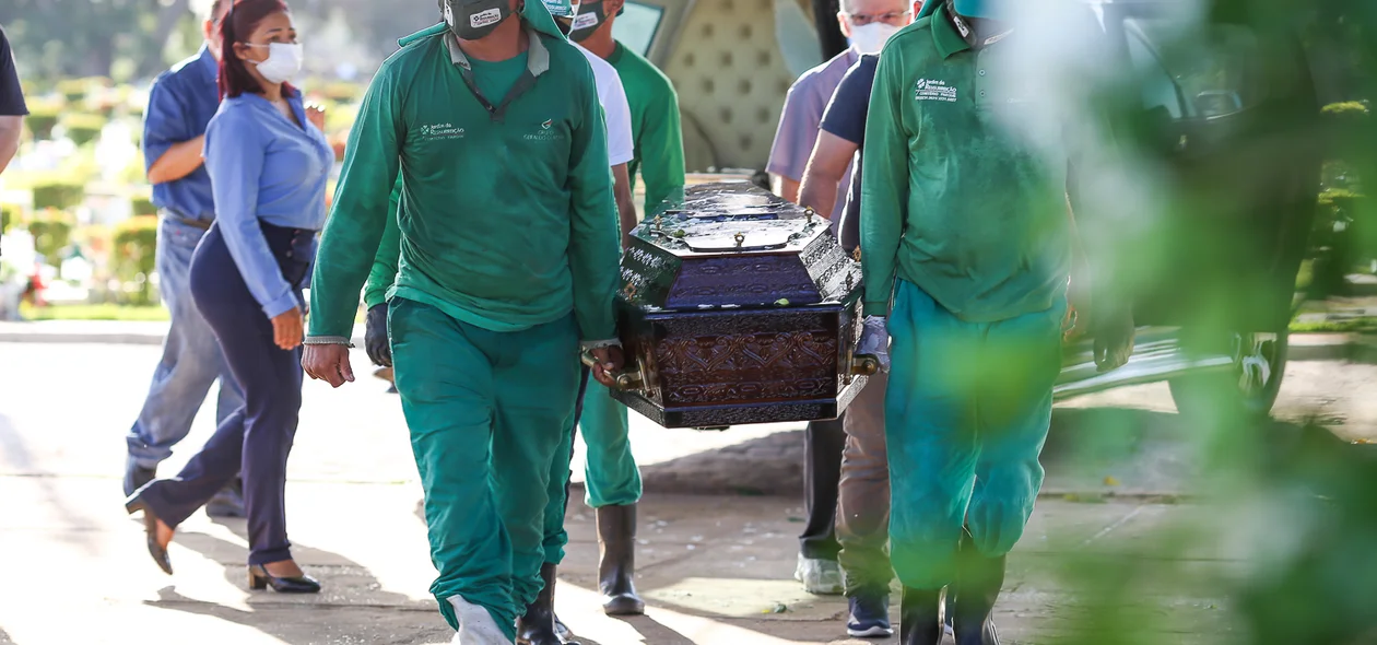 Corpo de Assis Brasil chega ao cemitério Jardim da Ressurreição