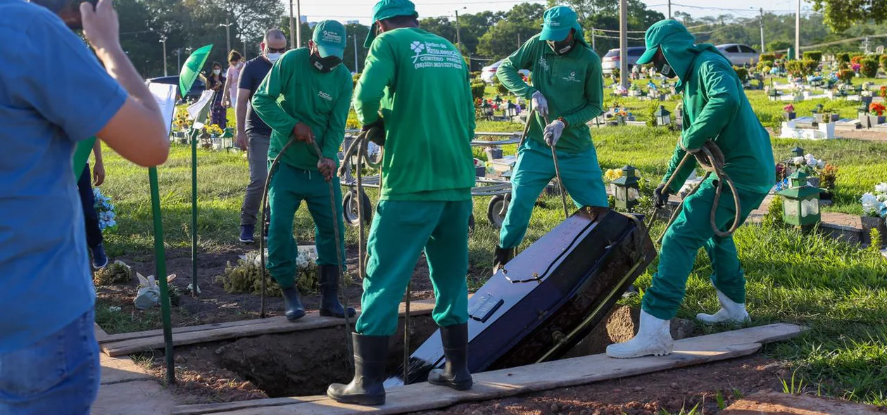 Corpo de Assis Brasil sendo sepultado