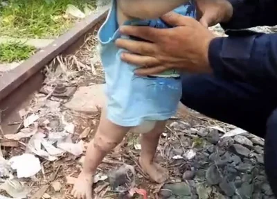 Criança é abandonada em linha de trem
