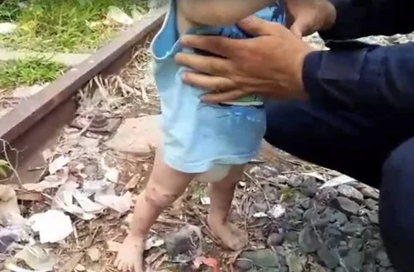 Criança é abandonada em linha de trem