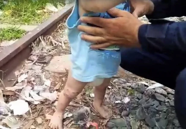 Criança é abandonada em linha de trem