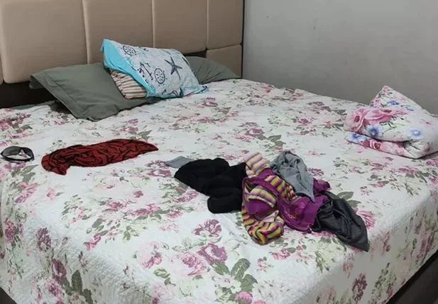 Criança foi encontrada debaixo dos travesseiros da cama dos pais