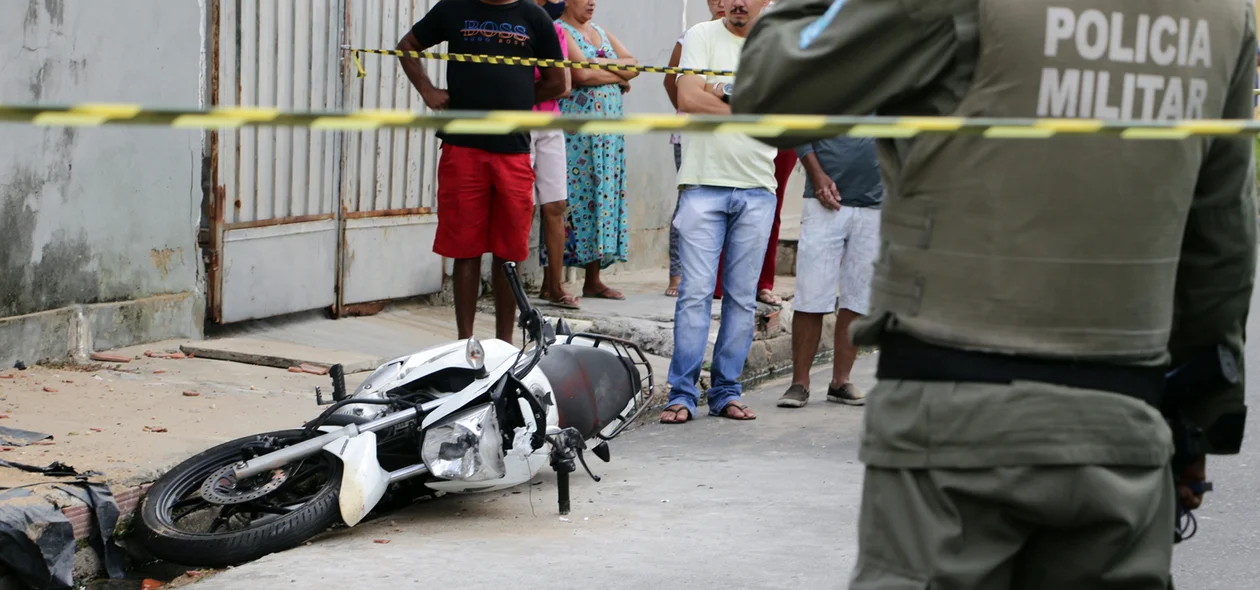 Criminoso morreu no local
