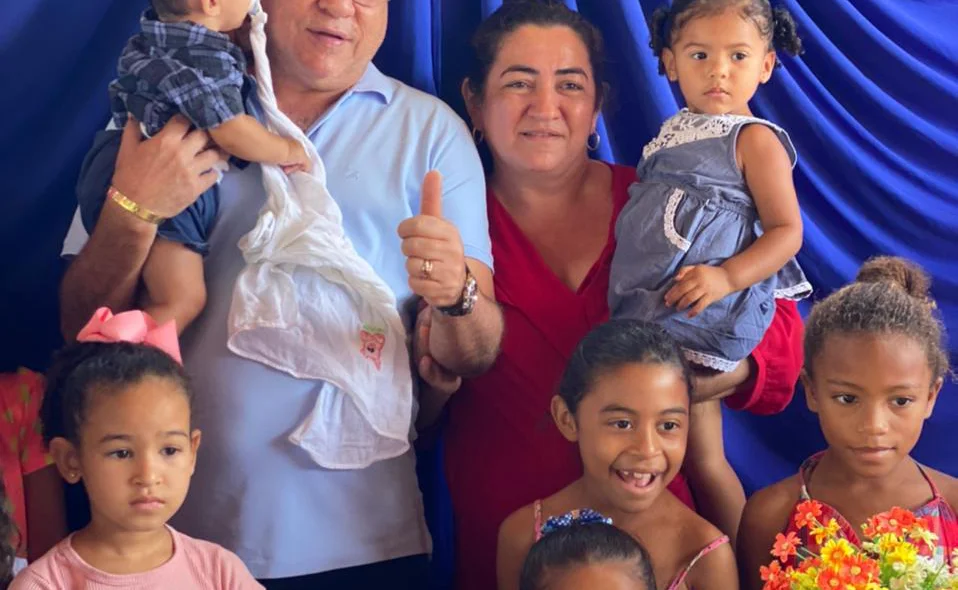 Deputado ao lado da criançada