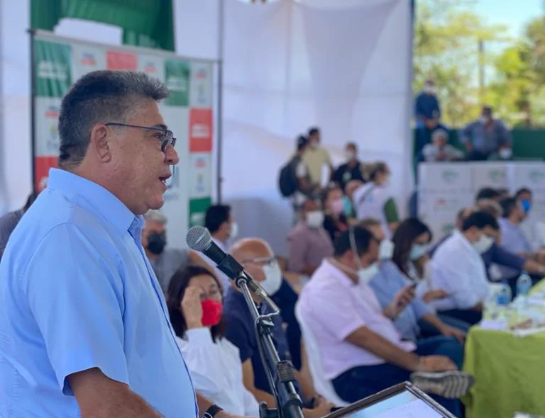 Deputado discursa para os presentes