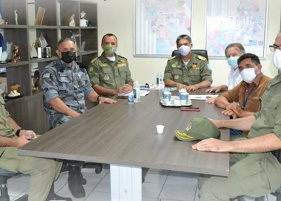 Deputado Federal Merlong Solano e autoridades policiais em reunião nesta segunda-feira (29)