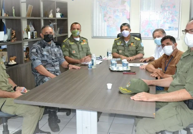 Deputado Federal Merlong Solano e autoridades policiais em reunião nesta segunda-feira (29)