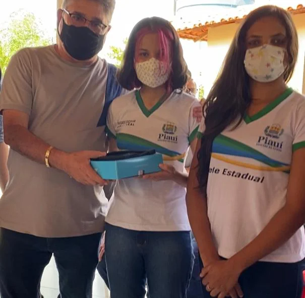 Deputado João Mádison ao lado de estudantes