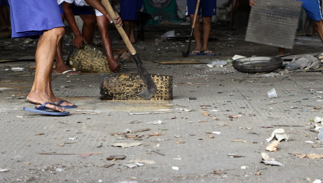 Detentos realizam limpeza de prédio