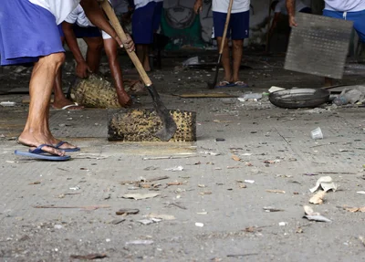 Detentos realizam limpeza de prédio