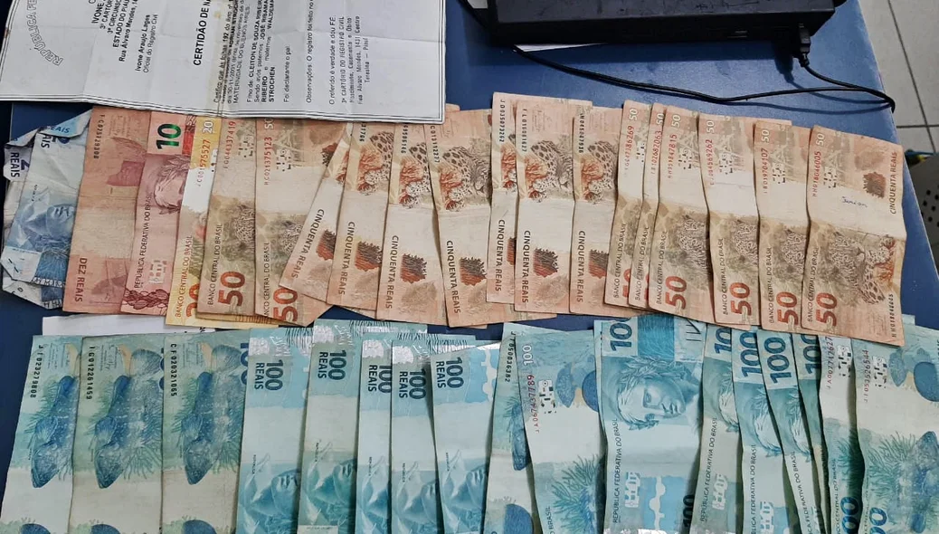 Dinheiro em espécie apreendido com o suspeito