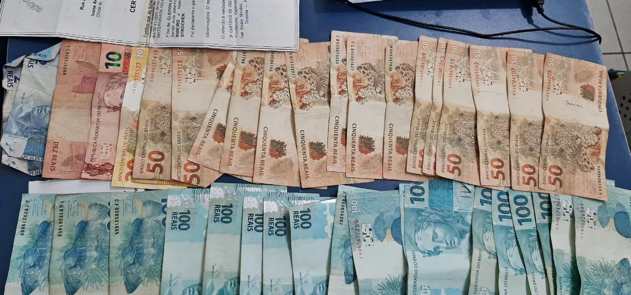 Dinheiro em espécie apreendido com o suspeito