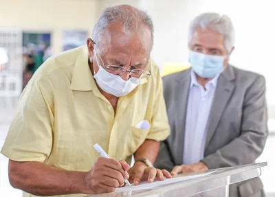 Dr. Pessoa assina ordem de serviço