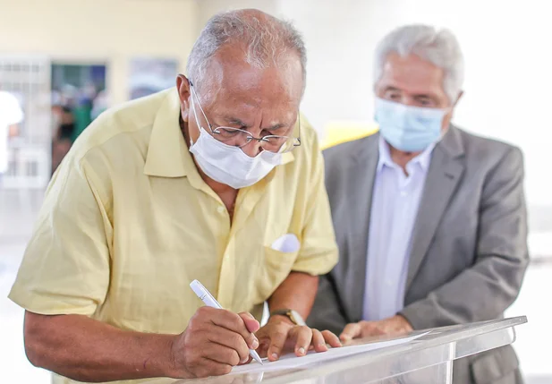 Dr. Pessoa assina ordem de serviço