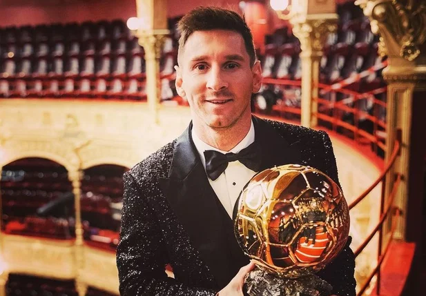 essi faturou sua sétima bola de ouro nesta segunda-feira em Paris
