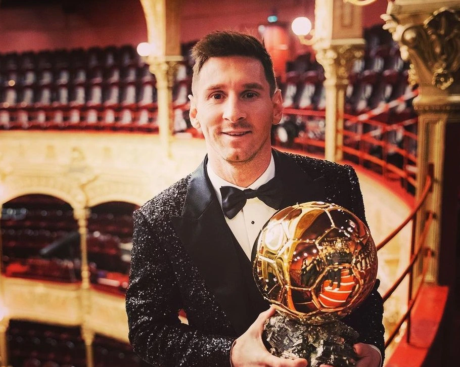 essi faturou sua sétima bola de ouro nesta segunda-feira em Paris
